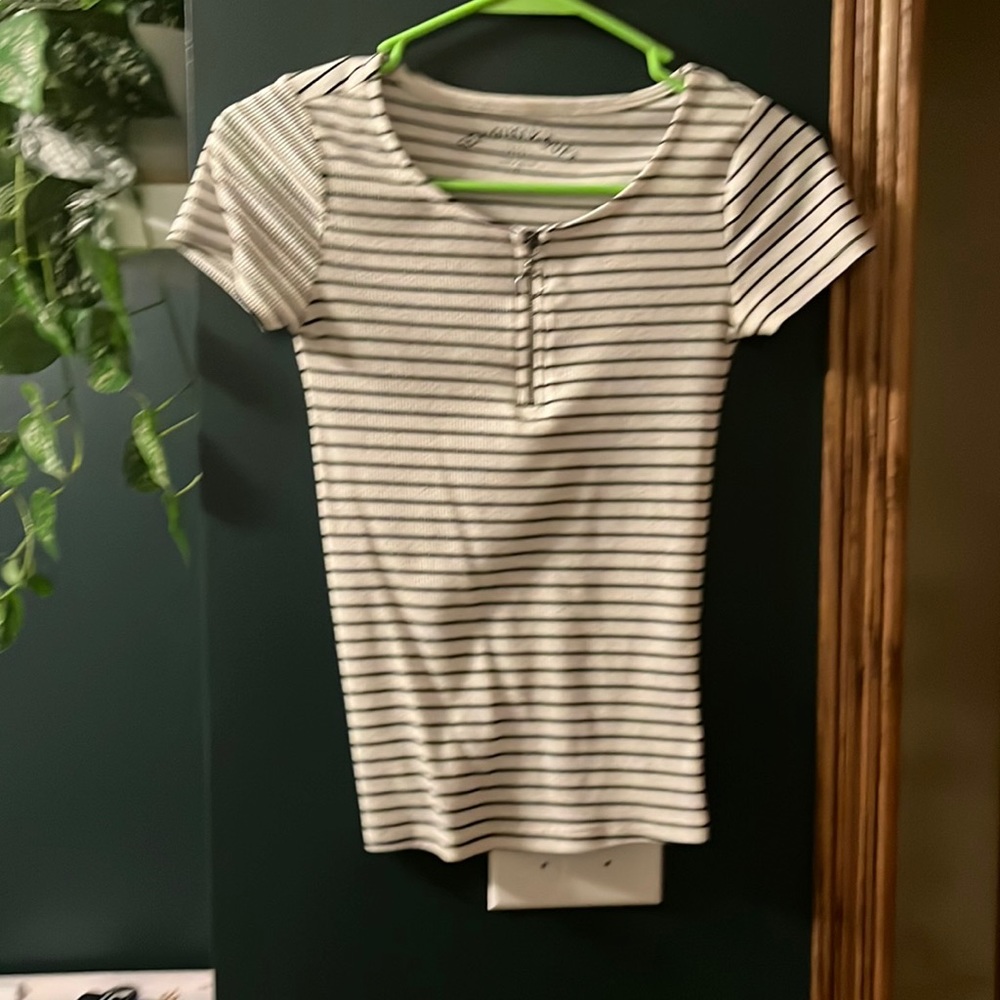 Woman’s Ribbed Zipper Neck Tee